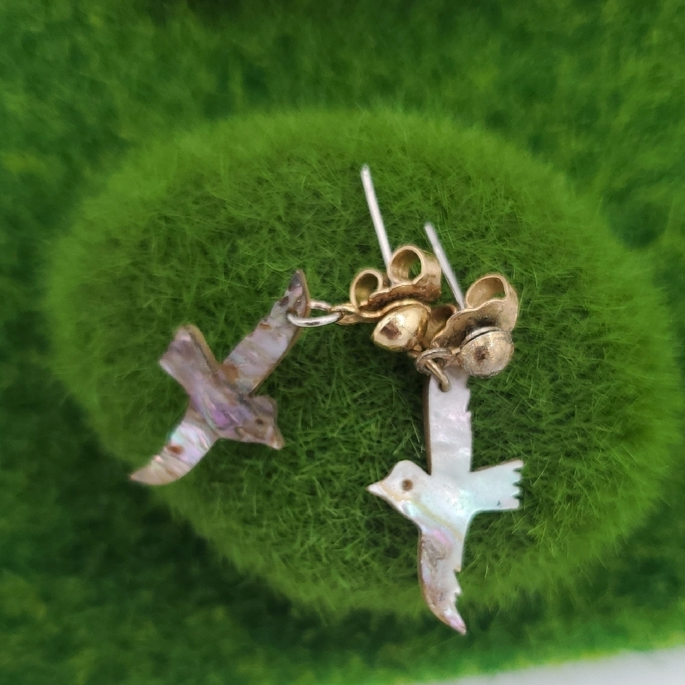 E1003 Gold Tone Fetish Mother Of Pearl and Iridescent Bird Earrings - Picture 1 of 3